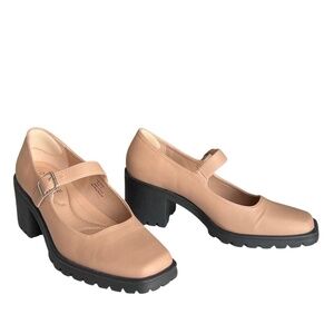 Journee Collection Tan Mary Jane Lug Sole Pump Size 10